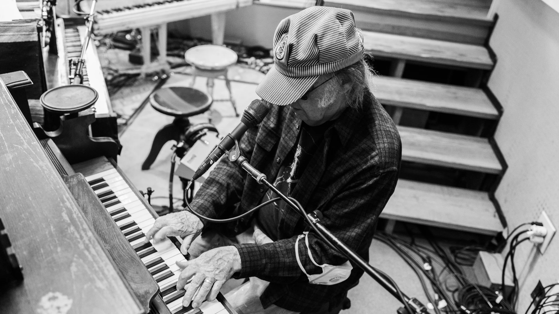 Neil Young, en su estudio, en una imagen promocional