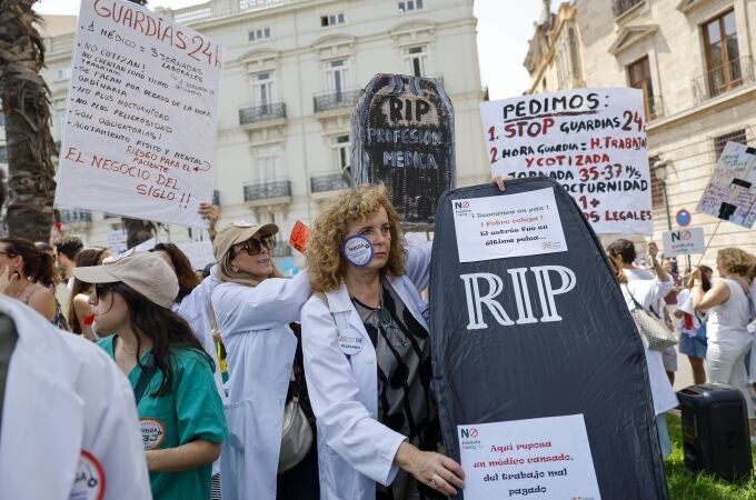 GRAFCVA8146. VALENCIA, 13/06/2025.- Médicos valencianos durante la concentración realizada este viernes ante la Delegación del Gobierno con motivo de la huelga convocada por el sindicato médico CESM para protestar por la reforma del Estatuto Marco, el documento que regula las condiciones laborales del personal del Sistema Nacional de Salud, y exigir mejoras en la sanidad pública. EFE/Ana Escobar