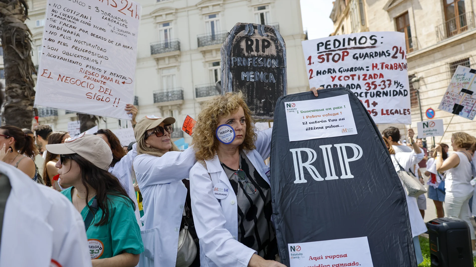 GRAFCVA8146. VALENCIA, 13/06/2025.- Médicos valencianos durante la concentración realizada este viernes ante la Delegación del Gobierno con motivo de la huelga convocada por el sindicato médico CESM para protestar por la reforma del Estatuto Marco, el documento que regula las condiciones laborales del personal del Sistema Nacional de Salud, y exigir mejoras en la sanidad pública. EFE/Ana Escobar