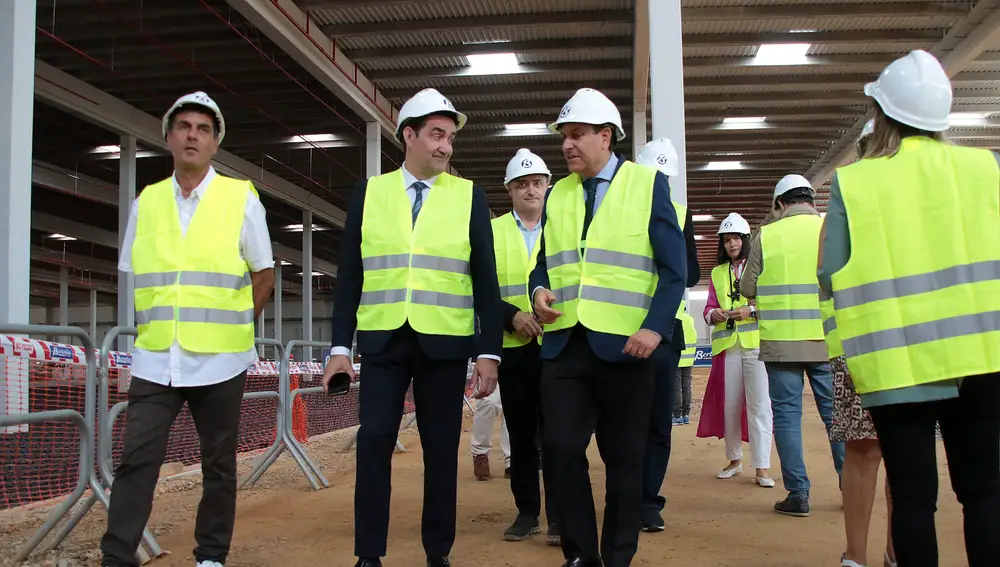 Los consejeros de Economía y Hacienda, Carlos Fernández Carriedo, y de Medio Ambiente, Vivienda y Ordenación del Territorio, Juan Carlos Suárez-Quiñones, han visitado esta mañana las obras de construcción del Centro Logístico del Grupo DIA en el parque empresarial de Villadangos del Páramo