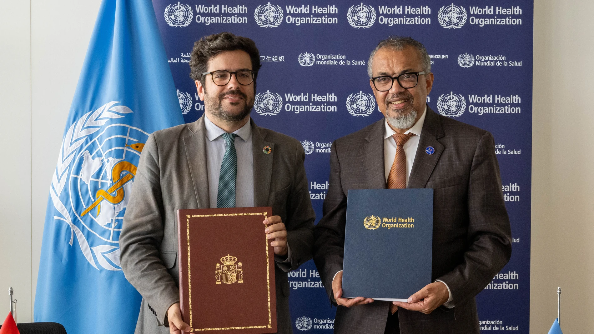 GINEBRA (SUIZA), 13/06/2025.- El director general de la Organización Mundial de la Salud (OMS), Tedros Adhanom Ghebreyesus (d), suscribe este viernes en Ginebra (Suiza) un acuerdo con el director de la Agencia Española de Cooperación Internacional para el Desarrollo (AECID), Antón Leis (I), por el que la segunda contribuirá a la agencia de Naciones Unidas con 5,25 millones de euros en 2025, un 90 % más que el pasado año. EFE/ Lindsay Mackenzie / OMS SÓLO USO EDITORIAL / SÓLO DISPONIBLE PARA I...