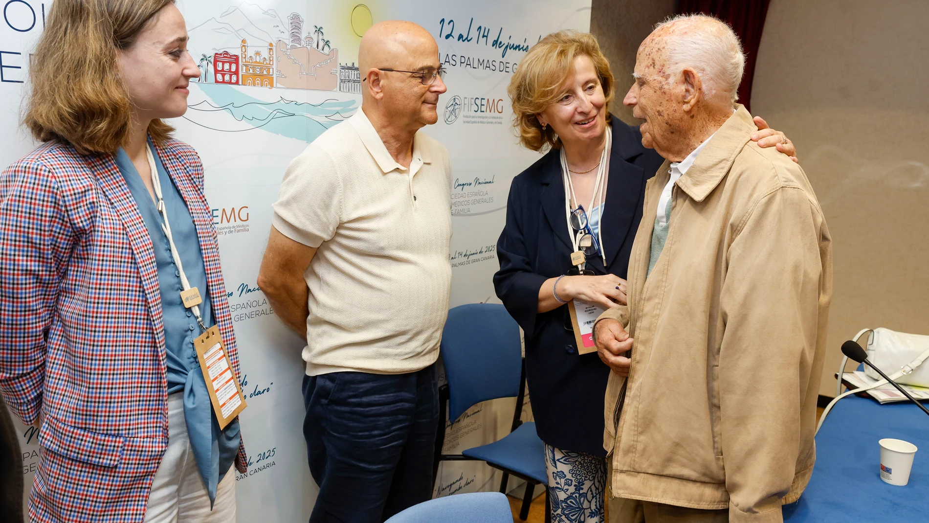 LAS PALMAS DE GRAN CANARIA, 14/06/2025.- El XXXI Congreso Anual de la Sociedad Española de Médicos Generales y de Familia (SEMG) trató este sábado, entre otros temas, los secretos de un envejecimiento saludable, las urgencias oftalmológicas, el manejo de nuevas tecnologías en diabetes, y el uso del ecógrafo. En la imagen, la presidenta de la SEMG, Pilar Rodríguez (2d), la doctora Cristina Santomé (i), miembro del Grupo de Residentes y Jóvenes Especialistas de la SEMG y Juan Vera (d), de 98 añ...
