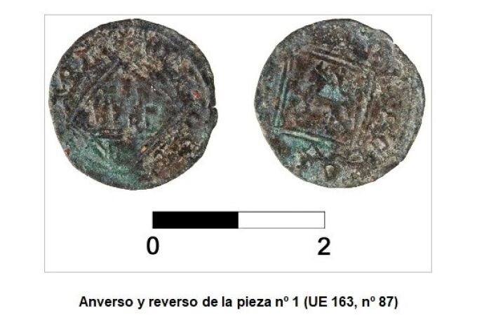 Imagen de una de las dos monedas medievales halladas en la sinagoga de Utrera