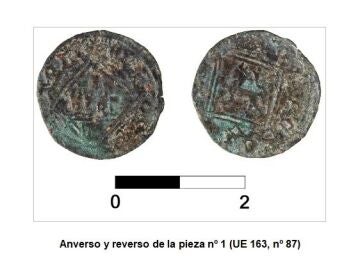 Imagen de una de las dos monedas medievales halladas en la sinagoga de Utrera