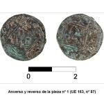Imagen de una de las dos monedas medievales halladas en la sinagoga de Utrera
