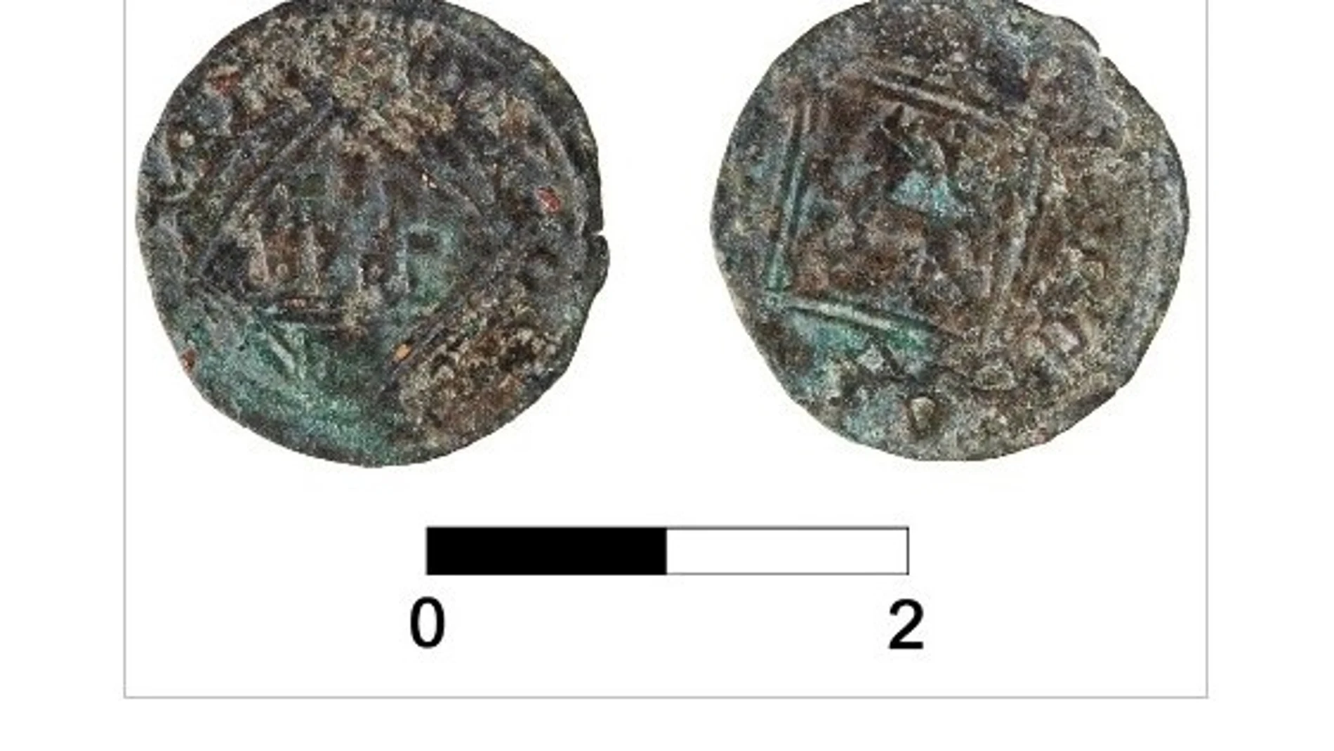 Imagen de una de las dos monedas medievales halladas en la sinagoga de Utrera