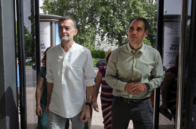  El coordinador general de IU, Antonio Maillo (i), y el coordinador de Izquierda Unida de Andalucía, Toni Valero,
