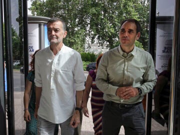  El coordinador general de IU, Antonio Maillo (i), y el coordinador de Izquierda Unida de Andalucía, Toni Valero,