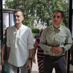  El coordinador general de IU, Antonio Maillo (i), y el coordinador de Izquierda Unida de Andalucía, Toni Valero,