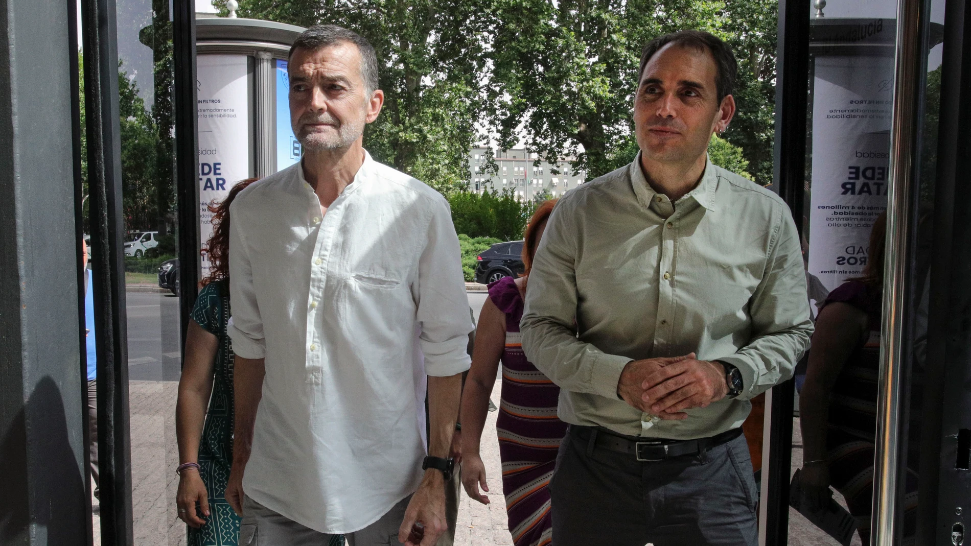 El coordinador general de IU, Antonio Maillo (i), y el coordinador de Izquierda Unida de Andalucía, Toni Valero,