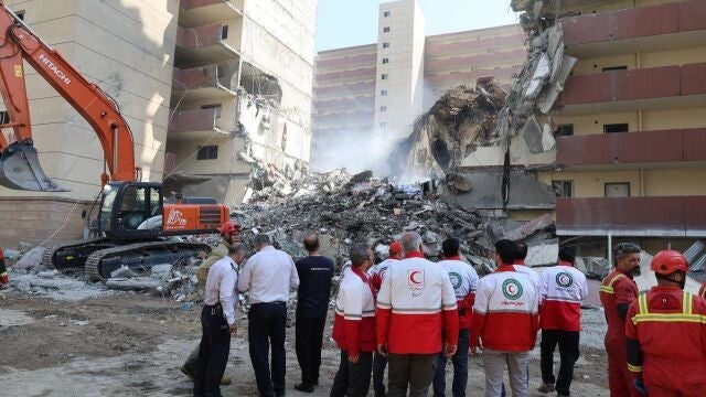 Irán.-La televisión estatal iraní informa de 60 muertos, entre ellos 20 niños, en uno de los ataques israelíes a Teherán