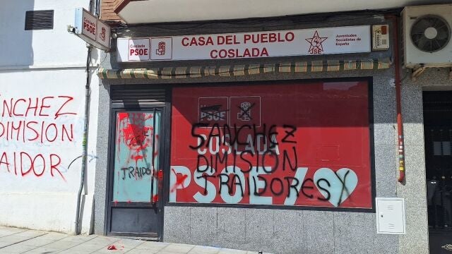 Coslada.- PSOE denuncia un ataque vandálico a su sede con mensajes como 'Sánchez dimisión' o 'Traidores'
