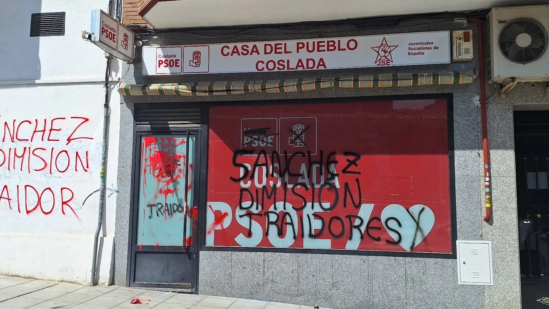 La Casa del Pueblo del Partido Socialista en Coslada objeto de un acto de vandalismo con pintadas de "Sánchez dimisión" o "Traidores". REMITIDA / HANDOUT por PSOE COSLADA Fotografía remitida a medios de comunicación exclusivamente para ilustrar la noticia a la que hace referencia la imagen, y citando la procedencia de la imagen en la firma 14/06/2025