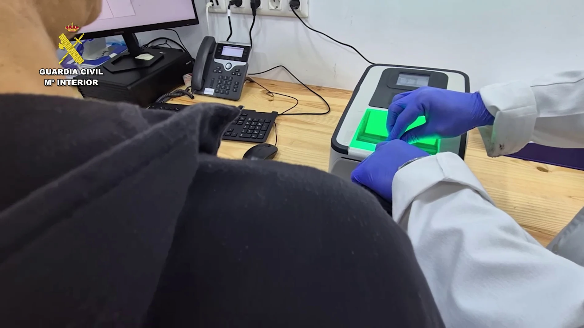 MELILLA, 14/06/2025.- La Guardia Civil ha desarticulado una red criminal altamente activa dedicada a realizar estafas masivas por internet, gracias a una investigación desarrollada en Melilla que ha culminado con la detención de tres personas multirreincidentes, una en Málaga y dos en Barcelona, y con órdenes de ingreso en prisión. EFE/ Guardia Civil SOLO USO EDITORIAL/SOLO DISPONIBLE PARA ILUSTRAR LA NOTICIA QUE ACOMPAÑA (CRÉDITO OBLIGATORIO)