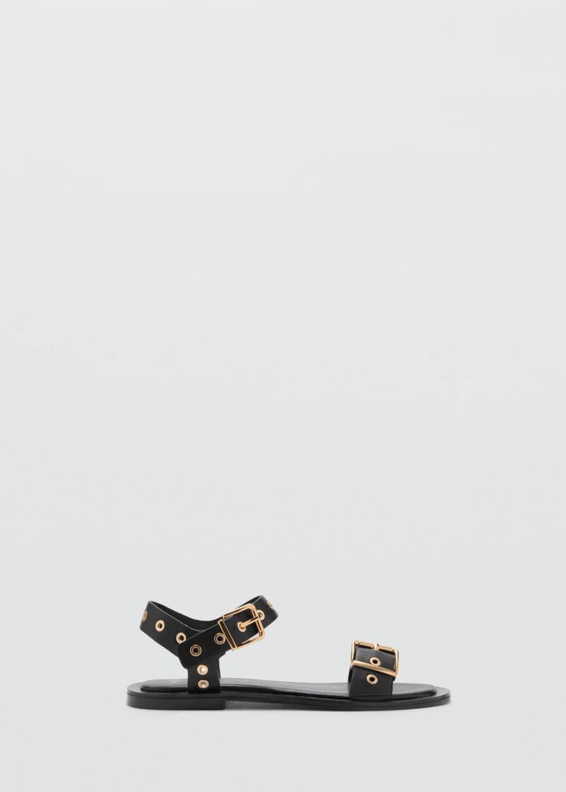 Sandalias planas con tachuelas.