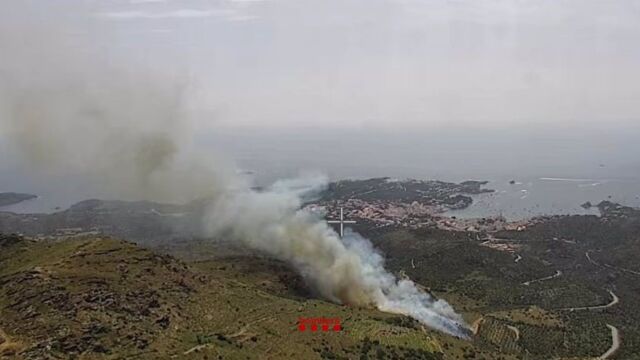 Un incendio forestal arde a las afueras de Cadaqués