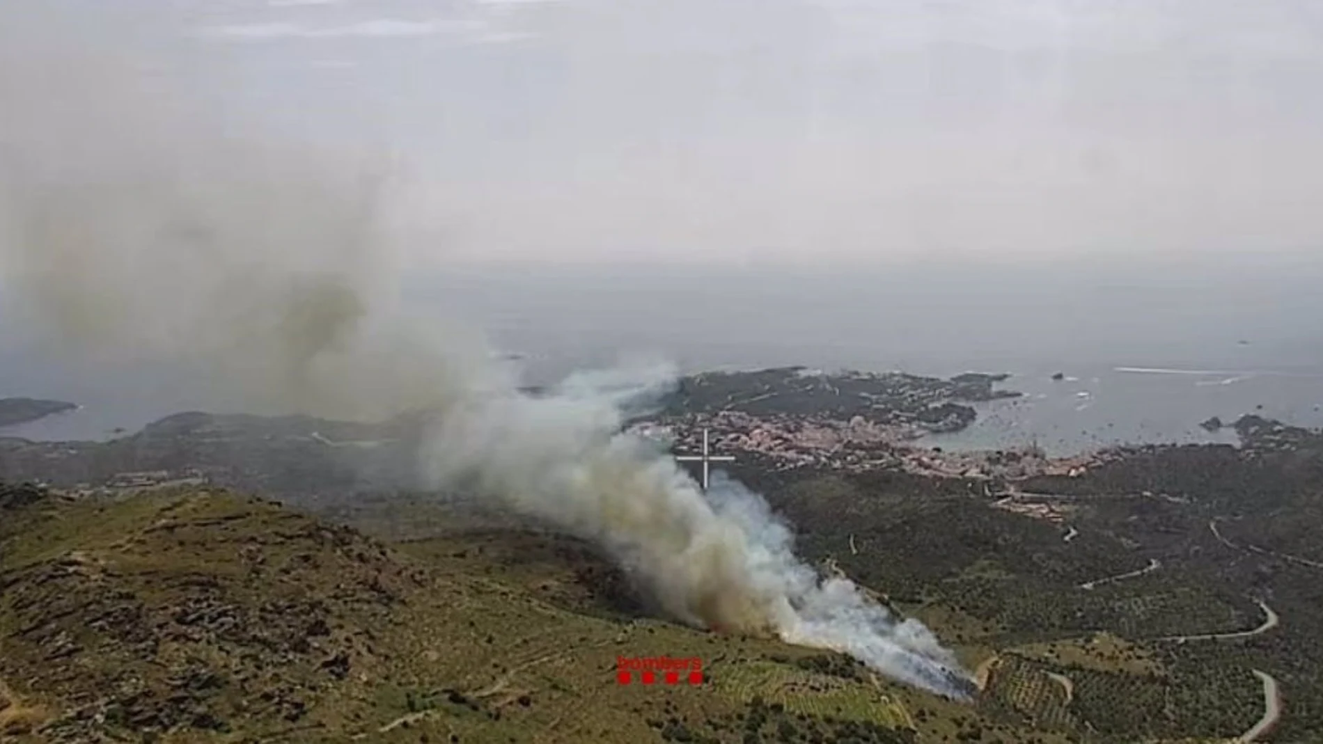 Un incendio forestal arde a las afueras de Cadaqués