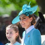Kate Middleton en el Trooping the Colour con vestido turquesa.
