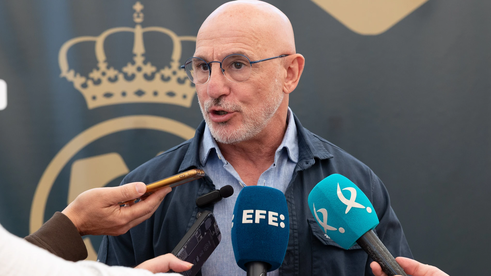 MÉRIDA, 14/06/2025.- El seleccionador español de fútbol, Luis de la Fuente, atiende a los medios antes de participar como ponente en el Día del Entrenador Extremeño, que organiza el Comité de Entrenadores de la Real Federación Extremeña de Fútbol este sábado, en Mérida. EFE/ Jero Morales