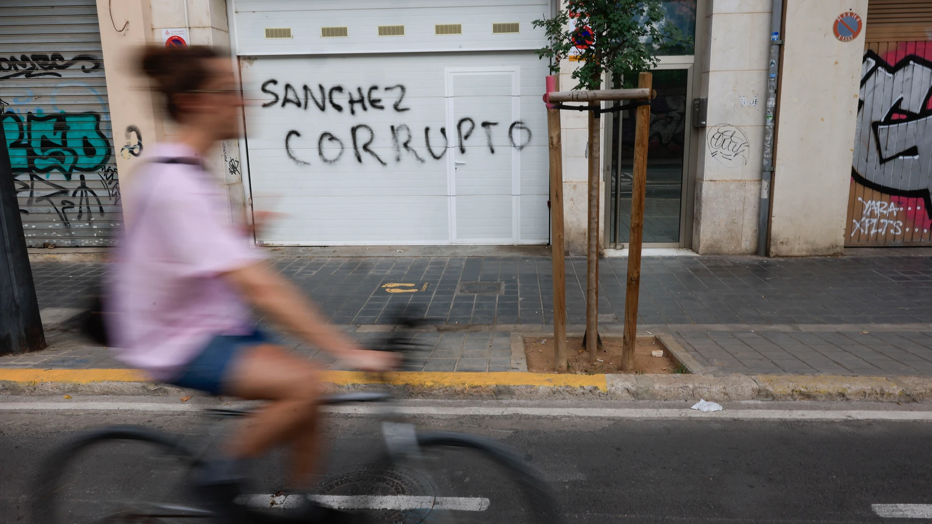 FOTODELDIA VALENCIA, 14/06/2025.- Pintada que ha aparecido hoy sábado en la casa de Ábalos en Valencia, en una jornada en la que el PSOE busca recomponerse tras la salida de Cerdán con el reto de recuperar credibilidad. EFE/Kai Forsterling