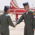 AMP.- El rey Felipe VI se pone a los mandos del avión de entrenamiento Pilatus, con el que se formará Leonor