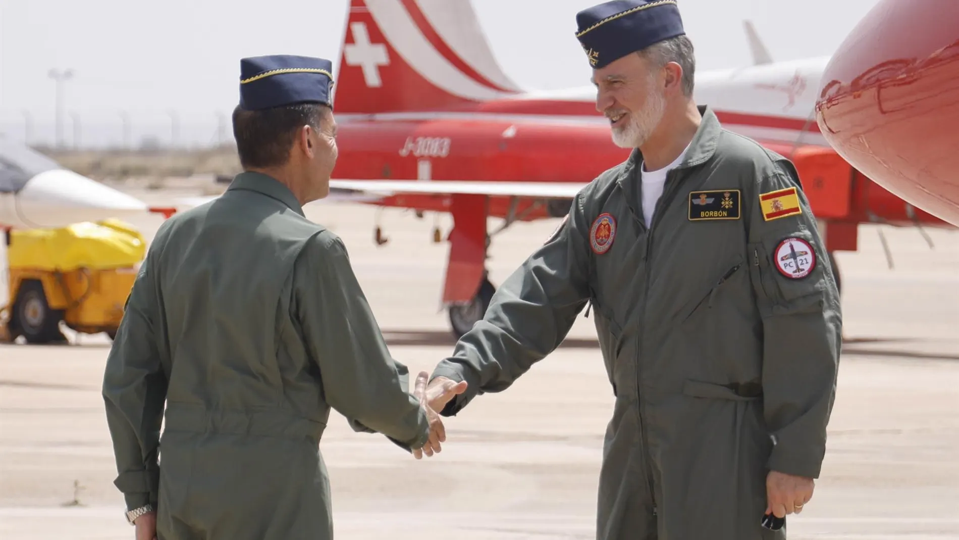 AMP.- El rey Felipe VI se pone a los mandos del avión de entrenamiento Pilatus, con el que se formará Leonor
