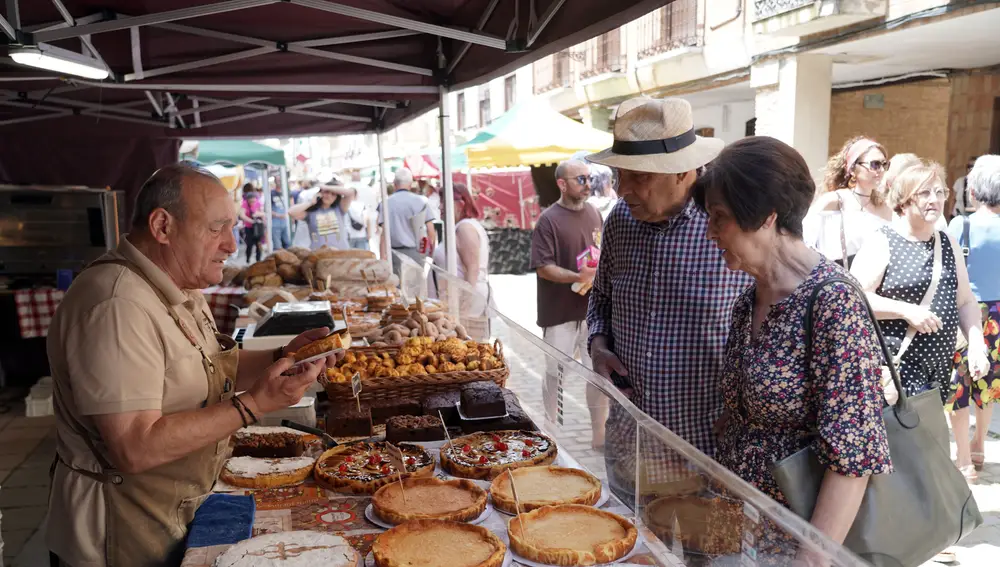Expositor de productos de repostería en la feria de Villaón