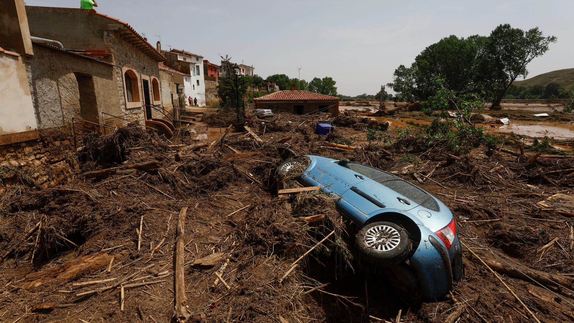 FOTODELDIA AZUARA (ZARAGOZA), 14/06/2025.- Vista este sábado de los daños materiales provocados por las intensas tormentas de ayer en la localidad de Azuara (Zaragoza). Cuatro carreteras permanecen cortadas tras las fuertes tormentas que descargaron a última hora de este viernes en zonas de la provincia de Zaragoza y Teruel y que obligaron al rescate de diez vecinos de la localidad de Letux atrapados por el agua. EFE/ Javier Cebollada