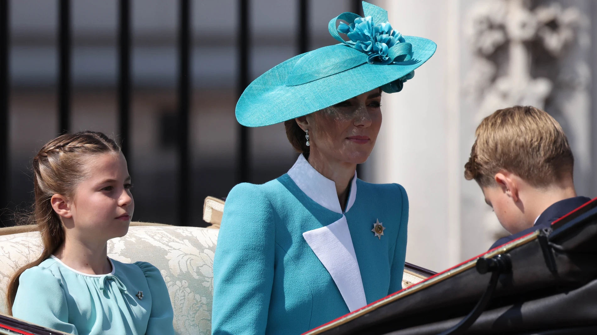 LONDON (United Kingdom), 14/06/2025.- Britain’s Princess Charlotte (L) and her mother Catherine, Princess of Wales (C) and Prince George ride in a carriage during the Trooping the Colour ceremony in London, Britain, 14 June 2025. The King's birthday parade, traditionally known as Trooping the Colour, is a ceremonial military parade to celebrate the official birthday of the British sovereign. (Princesa de Gales, Reino Unido, Londres) EFE/EPA/NEIL HALL