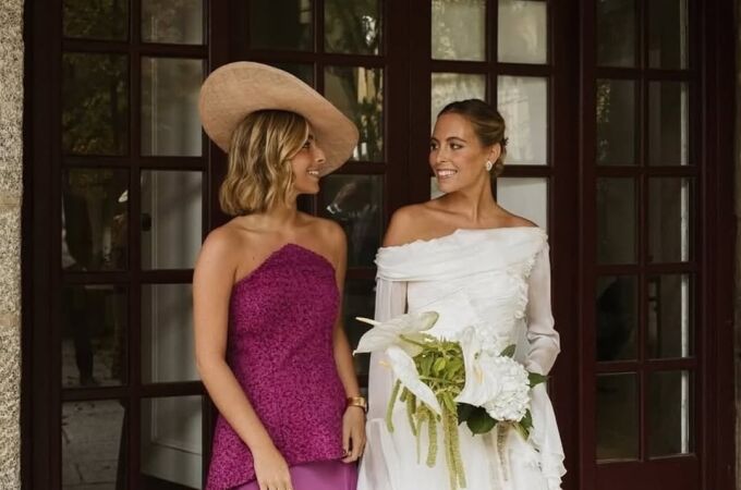 Invitada con la novia de la boda.