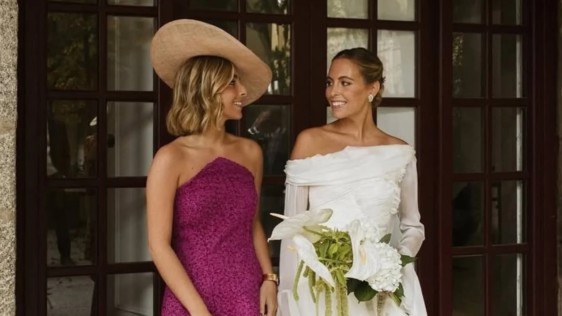 Invitada con la novia de la boda.