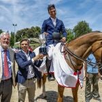 Antón Herreros y Alberto Tomé entregan a Pedro Mateos la II Copa Comunidad de Madrid