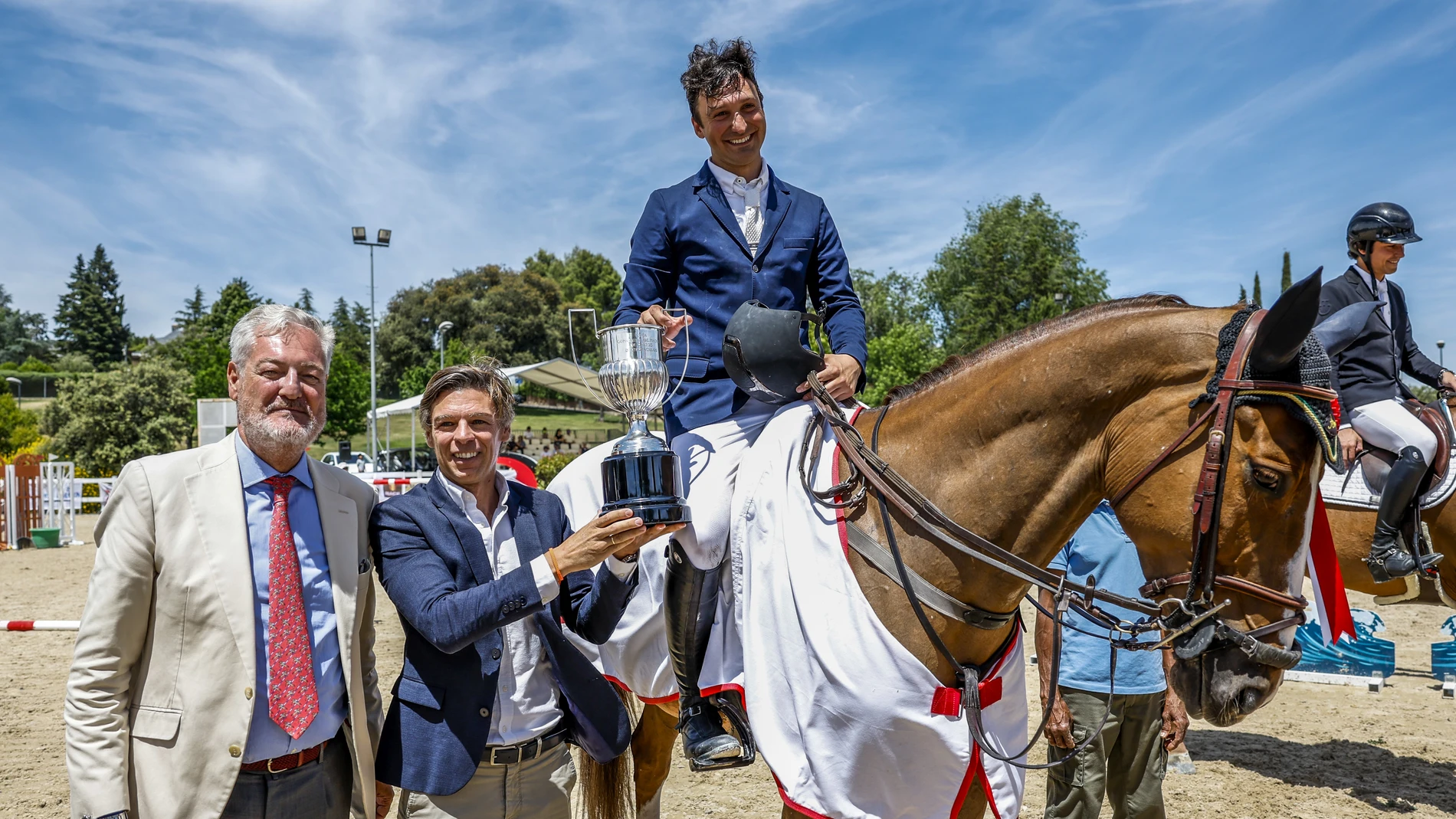 Antón Herreros y Alberto Tomé entregan a Pedro Mateos la II Copa Comunidad de Madrid