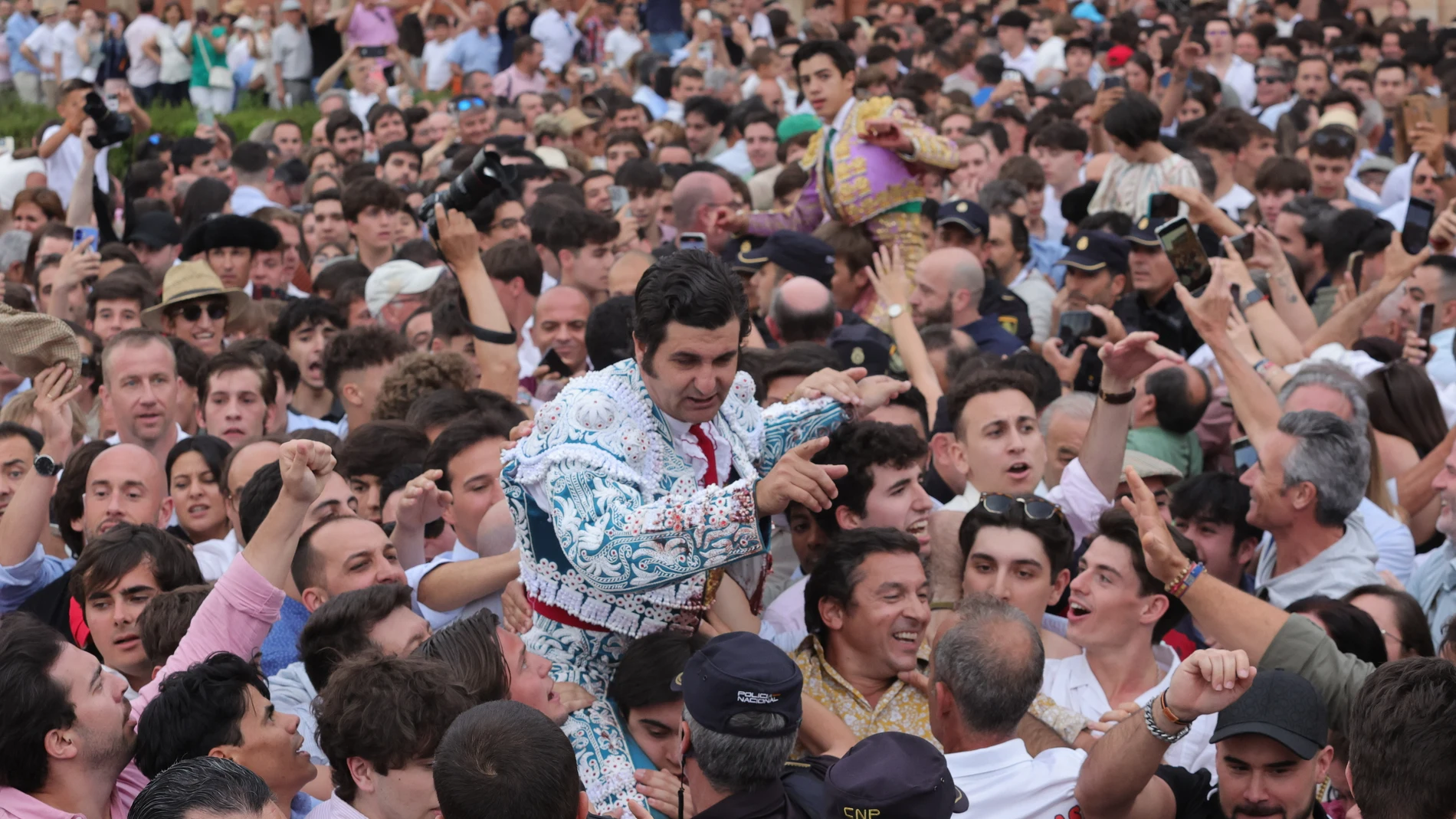 SALAMANCA, 14/06/2025.- El mano a mano entre Morante de la Puebla y el salmantino Marco Pérez no ha decepcionado y el diestro sevillano ha vuelto a sacar el genio que lleva dentro en un excepcional quinto toro, un Garcigrande al que ha cortado dos orejas y rabo y le ha dado una vuelta al ruedo en el momento álgido de la tarde, cuando el diestro ha repetido en La Glorieta de Salamanca el gran momento de inspiración que demostró en la Beneficencia de Madrid. El joven talento salmantino, discret...