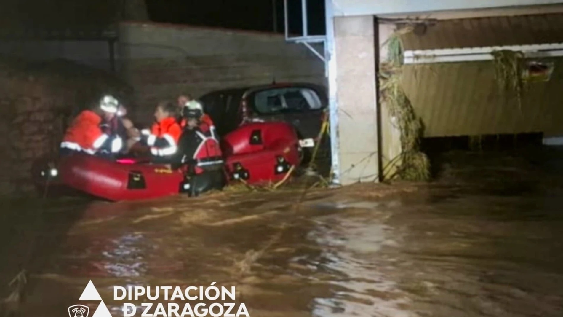 Bomberos de la Diputación de Zaragoza rescatan a ciudadanos con una balsa tras las inundaciones por las fuertes lluvias en Azuara y Letux. REMITIDA / HANDOUT por DIPUTACIÓN DE ZARAGOZA Fotografía remitida a medios de comunicación exclusivamente para ilustrar la noticia a la que hace referencia la imagen, y citando la procedencia de la imagen en la firma 14/06/2025