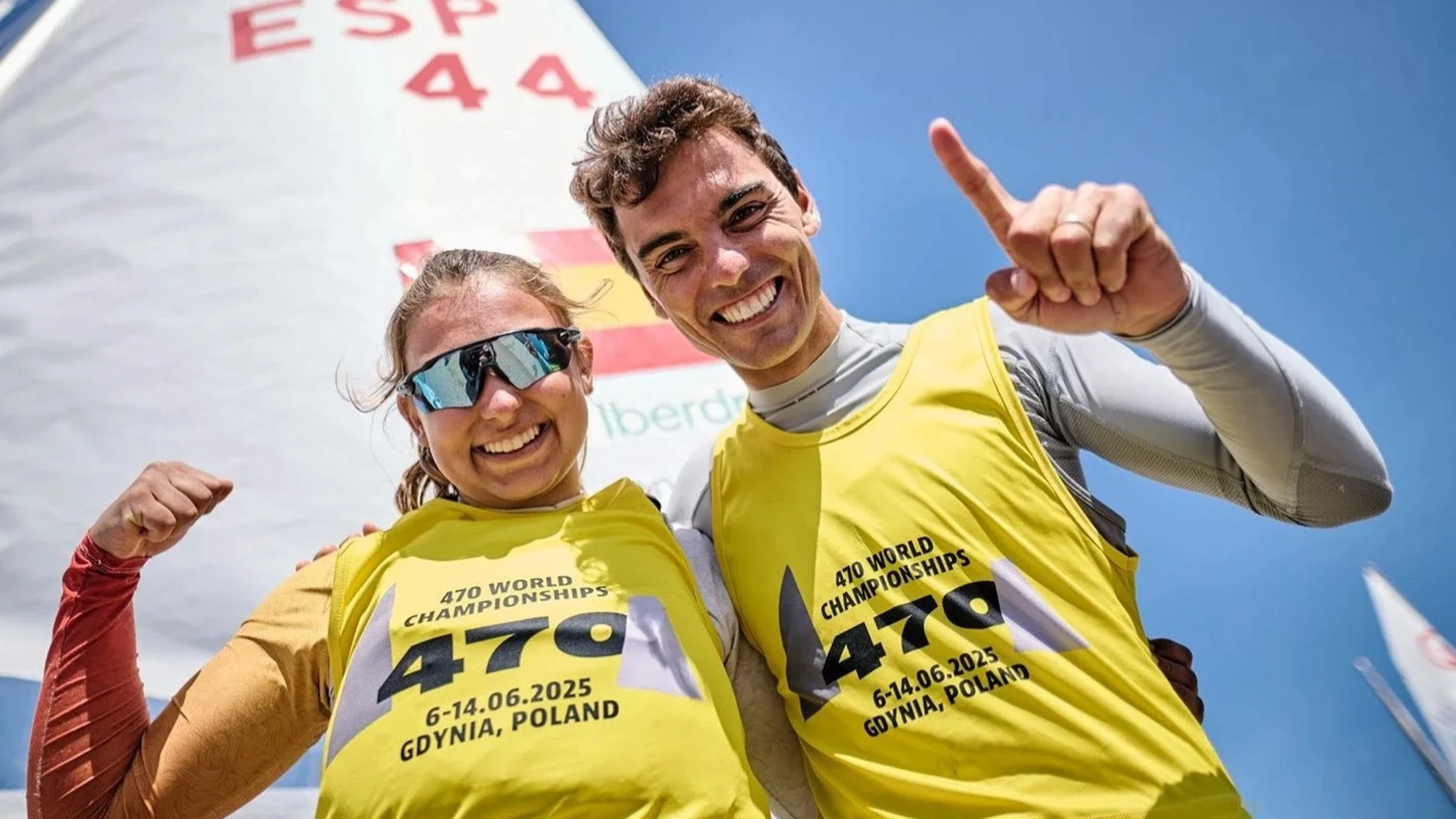 Jordi Xammar y Marta Cardona, campeones del mundo de 470 mixto. REMITIDA / HANDOUT por WORLD SAILING / SZYMON SIKORA Fotografía remitida a medios de comunicación exclusivamente para ilustrar la noticia a la que hace referencia la imagen, y citando la procedencia de la imagen en la firma 14/06/2025