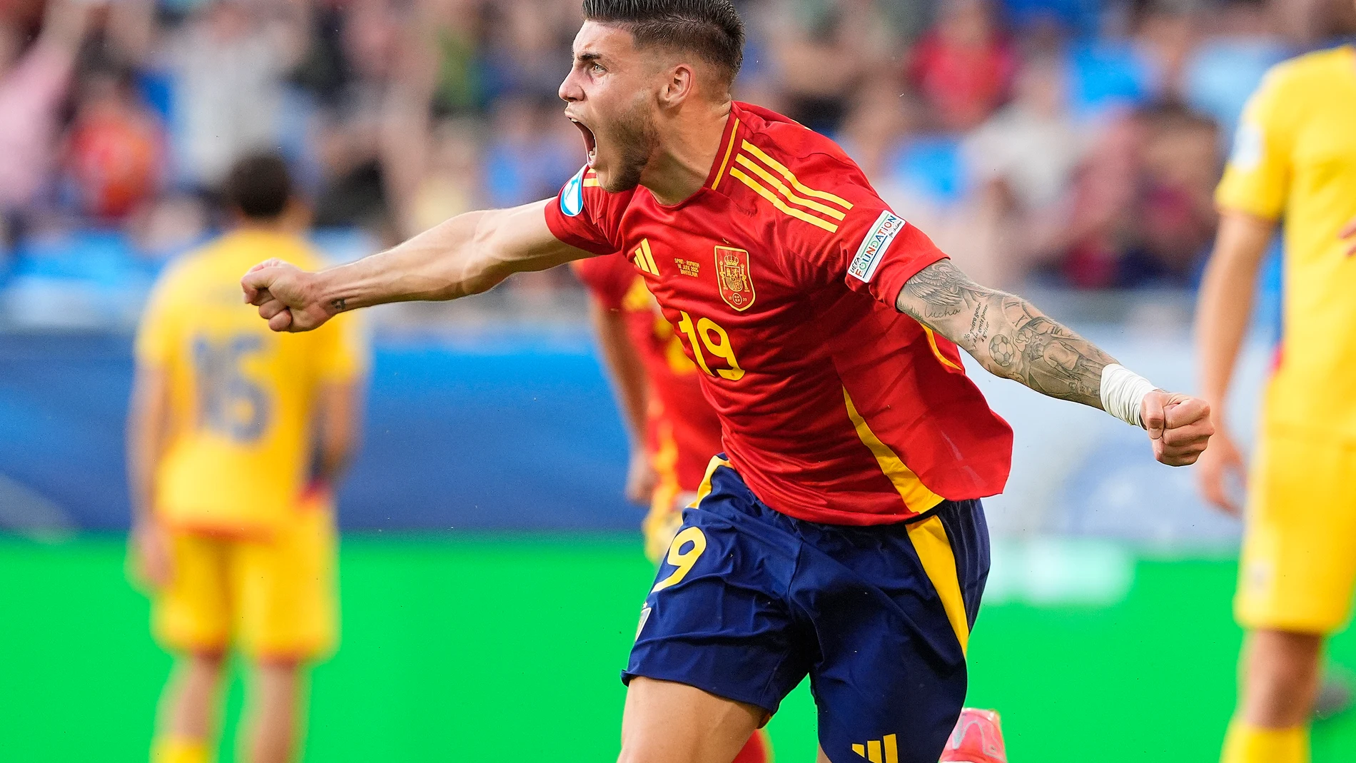 BRATISLAVA (ESLOVAQUIA), 14/06/2025.- El delantero de la selección española Roberto Fernández celebra tras marcar el segundo gol ante Rumanía, durante el partido del Europeo sub-21 que España y Rumanía has disputado este sábado en el Estadio Nacional de Bratislava. EFE/RFEF SÓLO USO EDITORIAL, PERMITIDO SU USO SÓLO EN RELACIÓN A LA INFORMACIÓN QUE APARECE EN EL PIE DE FOTO (CRÉDITO OBLIGATORIO)