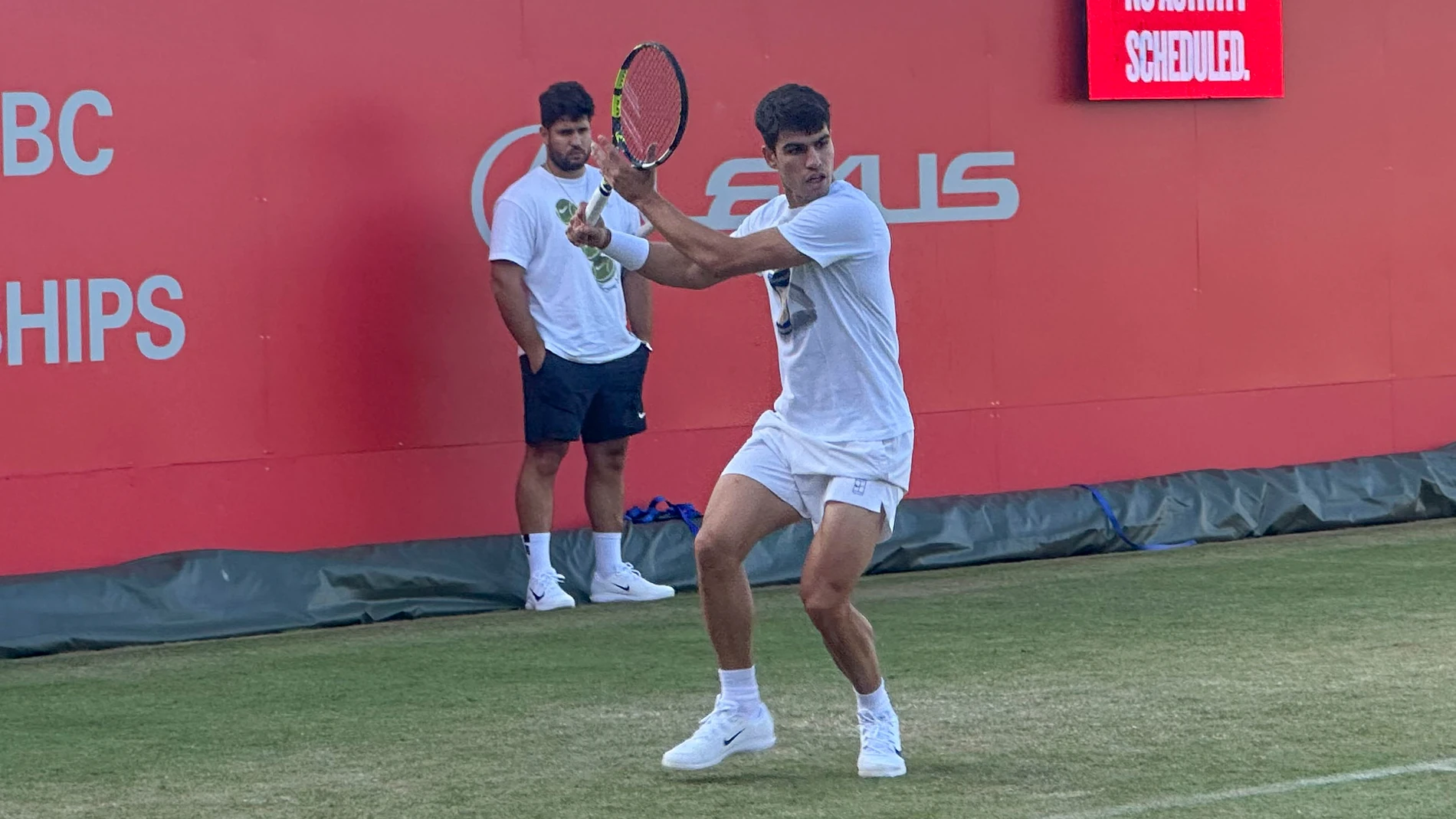 LONDRES (REINO UNIDO), 14/06/2025.- El tenista español Carlos Alcaraz durante su primer entrenamiento este sábado sobre la hierba de Queen's, en Londres. Alcaraz irrumpe en la temporada de hierba con un alentador bagaje de veinticuatro victorias y solo tres derrotas en esta superficie, que resumen los seis triunfos con un único partido perdido en Queen's, donde logró el título en el 2023. EFE/Manuel Sánchez
