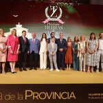 Foto de familia de Mañueco, Isabel Blanco, Leticia García y Javier Faúndez con los premiados en el Día de la Provincia de Zamora