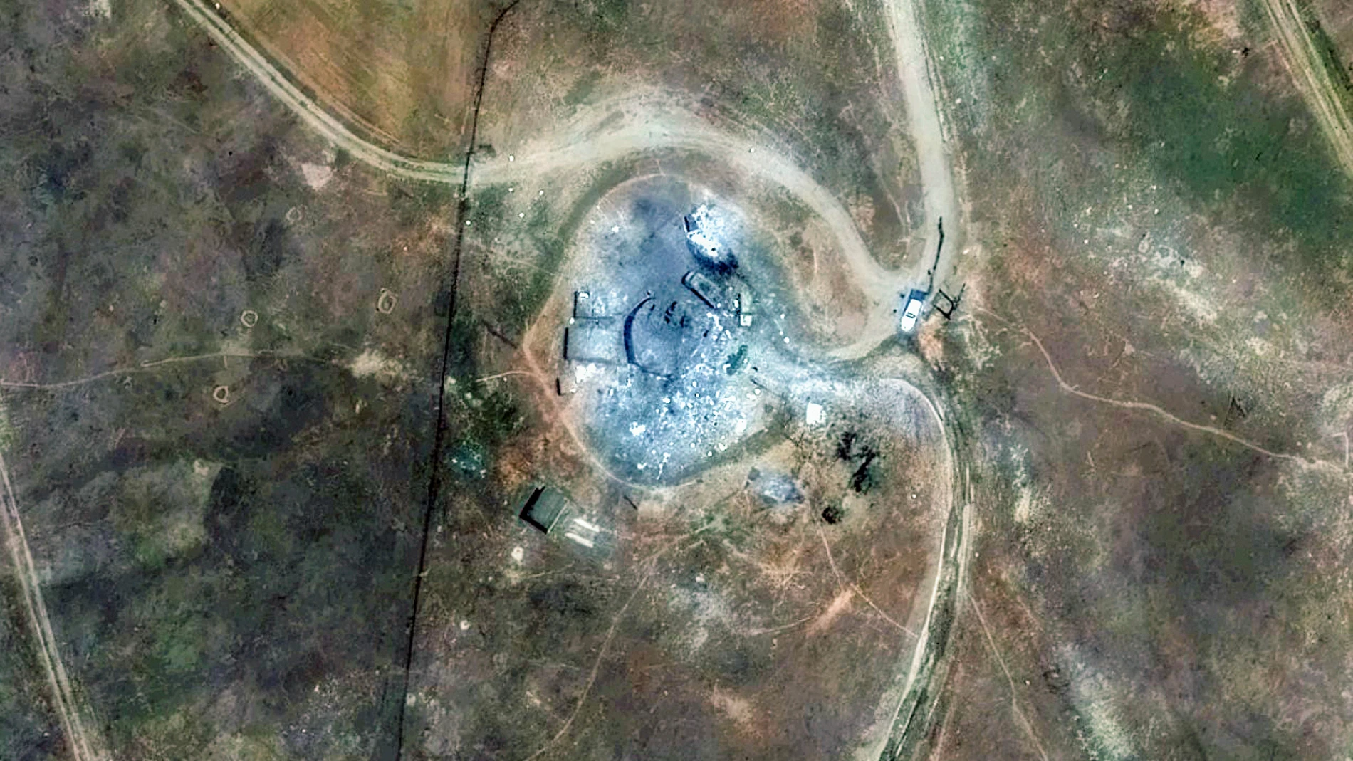 Esta imagen de satélite proporcionada por Maxar Technologies muestra las instalaciones de Piranshahr en Irán tras ser alcanzadas por ataques aéreos israelíes