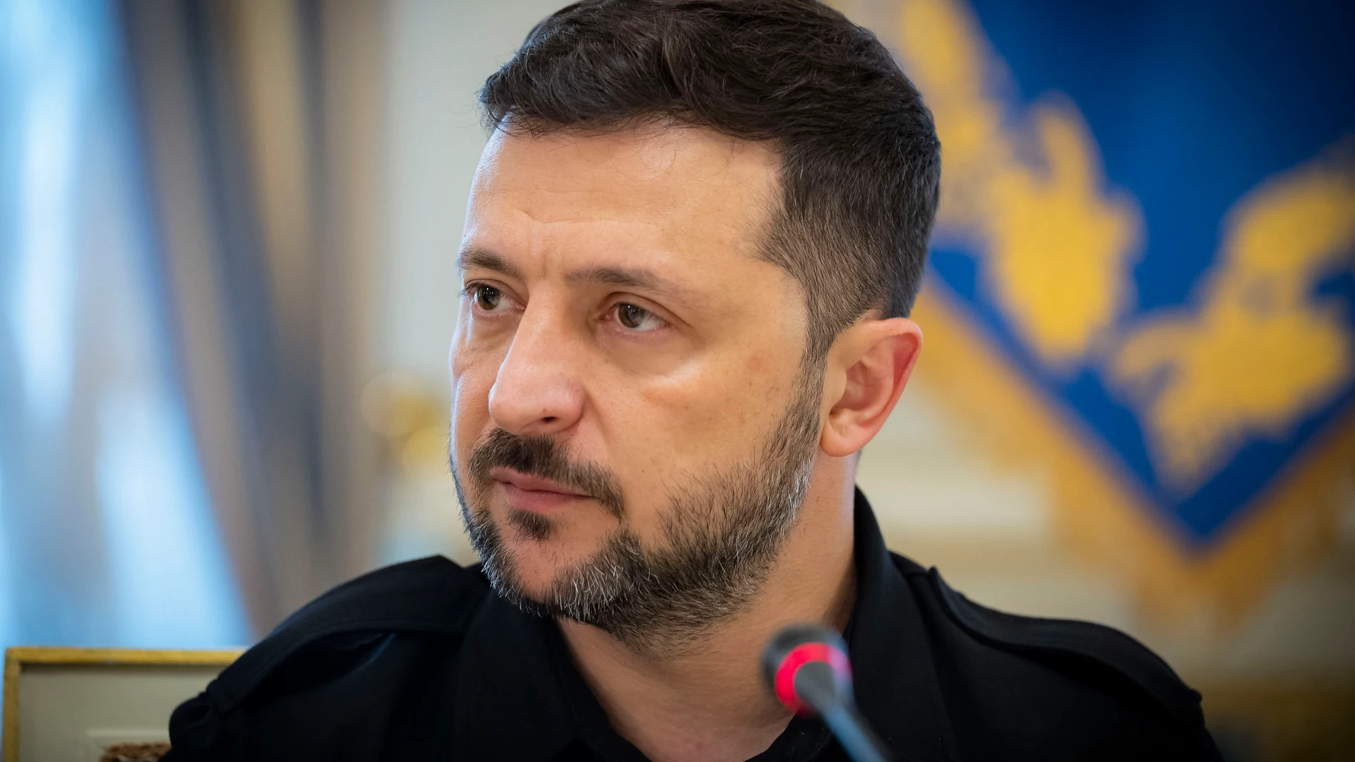 KIEV, 14/06/2025.-El presidente ucraniano, Volodímir Zelenski, durante una conversación mantenida con EFE y otros medios ucranianos e internacionales en Kiev. Zelenski espera pedirle personalmente a su homólogo estadounidense, Donald Trump, que EEUU le venda a Ucrania un nuevo paquete de armamento cuya composición ya tiene concretada Kiev, según explicó el propio líder ucraniano en una conversación con medios locales e internacionales en la que participó EFE. EFE/ Marcel Gascón