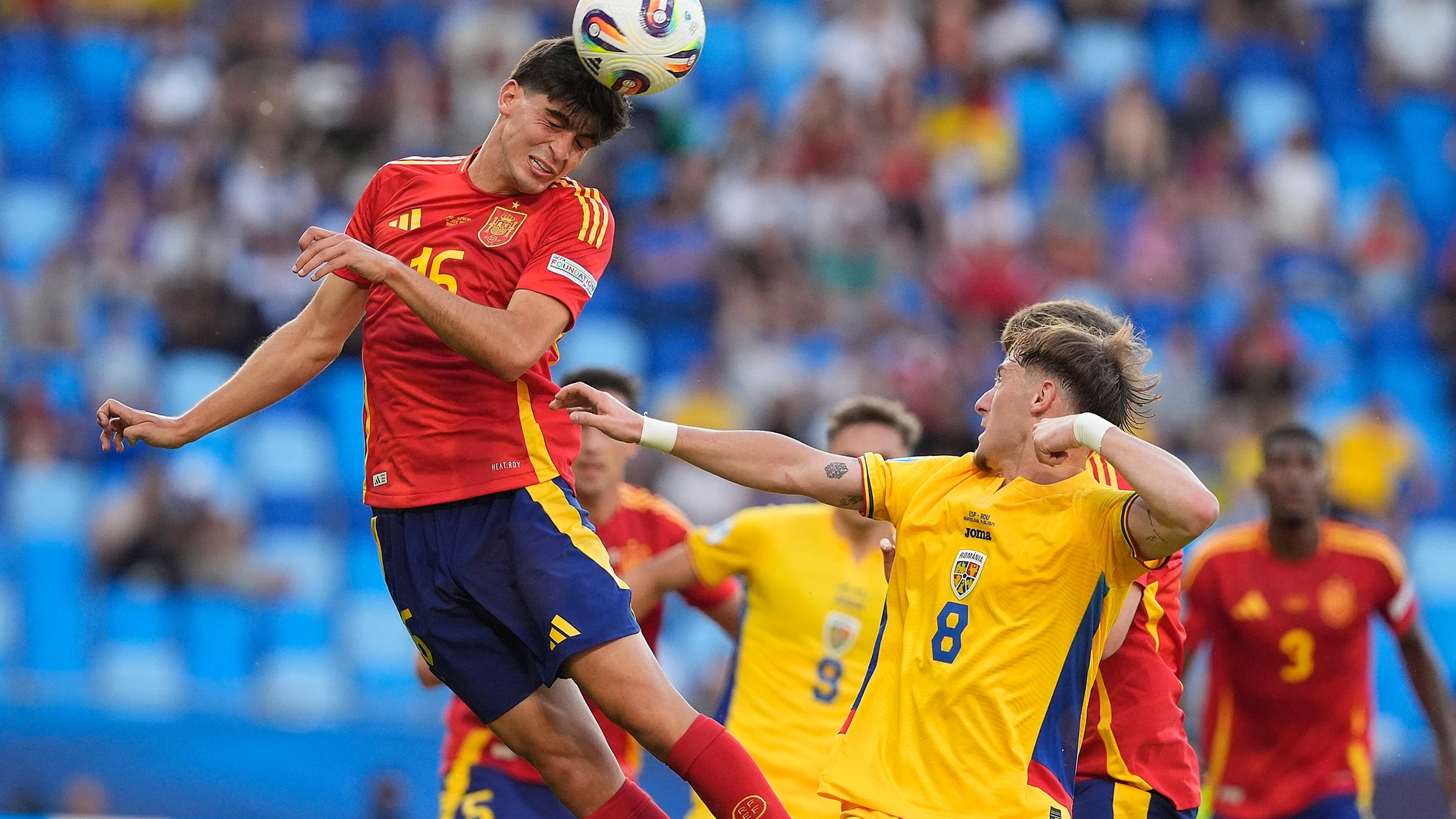BRATISLAVA (ESLOVAQUIA), 14/06/2025.- El centrocampista de la selección española Juanlu Sánchez (i) cabecea un balón ante Constantin Grameni, de Rumanía, durante el partido del Europeo sub-21 que España y Rumanía has disputado este sábado en el Estadio Nacional de Bratislava. EFE/RFEF SÓLO USO EDITORIAL, PERMITIDO SU USO SÓLO EN RELACIÓN A LA INFORMACIÓN QUE APARECE EN EL PIE DE FOTO (CRÉDITO OBLIGATORIO)