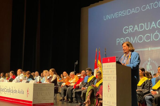 La presidenta de la UCAV, Lydia Jiménez, interviene durante la graduación