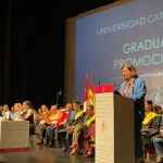 La presidenta de la UCAV, Lydia Jiménez, interviene durante la graduación