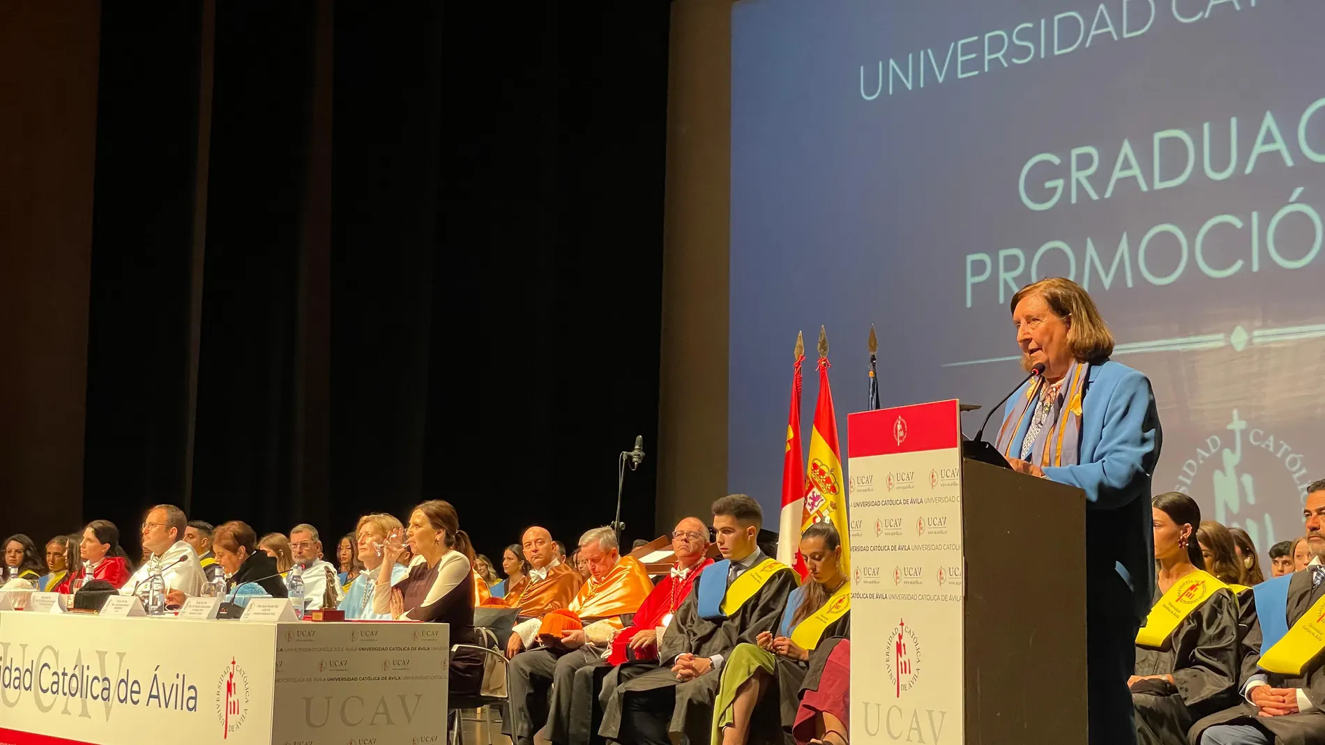 La presidenta de la UCAV, Lydia Jiménez, interviene durante la graduación