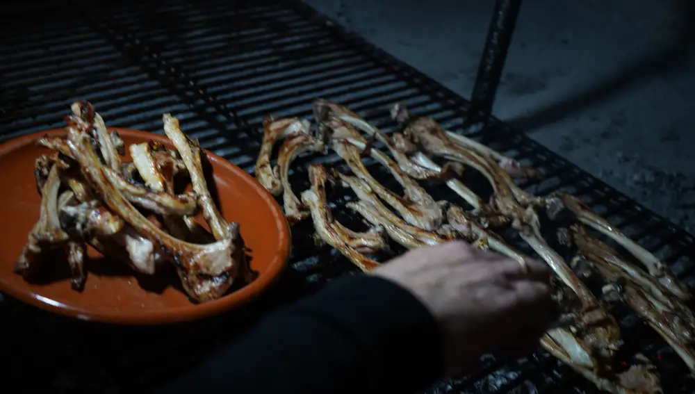 Goyo de la Fuente, chef del Restaurante El Corralillo de Peñafiel, emplata las chuletillas que acaba de asar a la parrilla con sarmiento