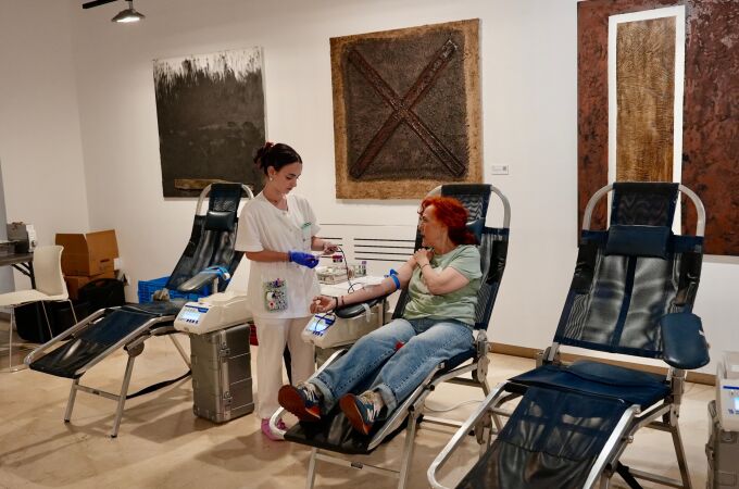 Una mujer dona sangre en esta maratón solidaria de Valladolid