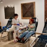 Una mujer dona sangre en esta maratón solidaria de Valladolid
