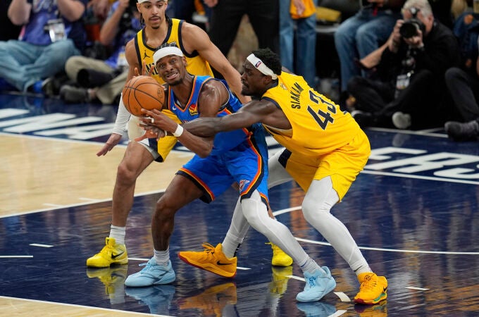Shai Gilgeous-Alexander recibe la falta de Pascal Siakam