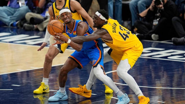 Shai Gilgeous-Alexander recibe la falta de Pascal Siakam